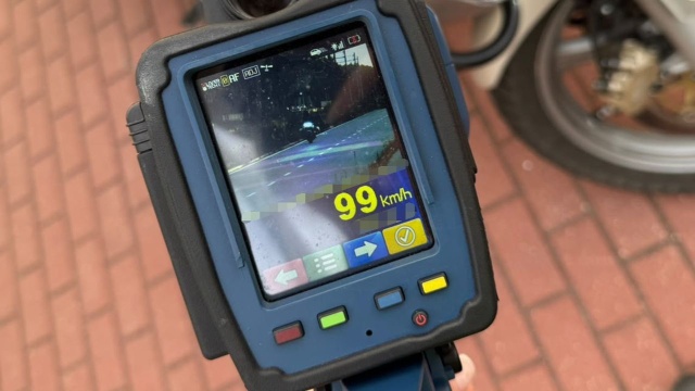 Prawo jazdy miał tylko przez jeden dzień na drodze między Reptowem a Cisewem 46-letni motocyklista jechał w terenie zabudowanym 99 kilometrów na godzinę przy ograniczeniu do 40. Zatrzymali go policjanci ze stargardzkiej drogówki i zabrali uprawnienia.