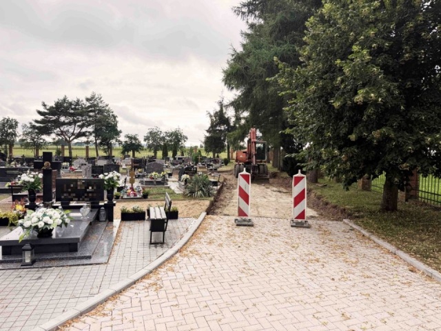 Ruszył kolejny etap modernizacji alejek na cmentarzu komunalnym w Trzcińsku-Zdroju.
