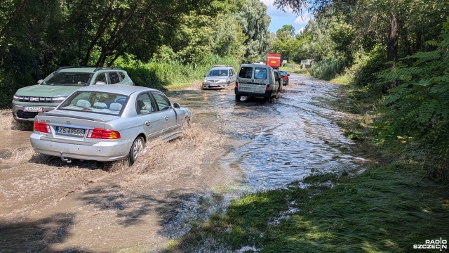 Utrudnienia w Szczecinie. Jedna z ulic na Pomorzanach jest całkowicie zalana - dzwonią słuchacze.
