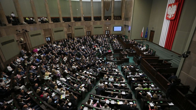 Zakaz korzystania z m.in. telefonów komórkowych w szkołach podstawowych i przedszkolach od 1 września 2026 r. zakłada nowelizacja ustawy Prawo oświatowe, którą wraz z poprawkami poparł w piątek Sejm. Teraz przepisami zajmie się Senat.