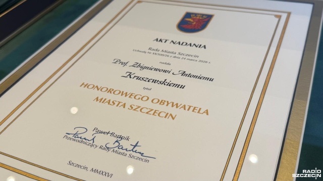 Profesor Zbigniew Antoni Kraszewski odebrał tytuł Honorowego Obywatela Szczecina. To politolog, żołnierz Szarych Szeregów i uczestnik Powstania Warszawskiego.