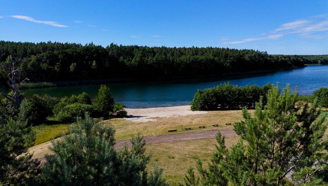 Trwają prace modernizacyjne na plaży, nad jeziorem w Jeleninie w gminie Chojna.
