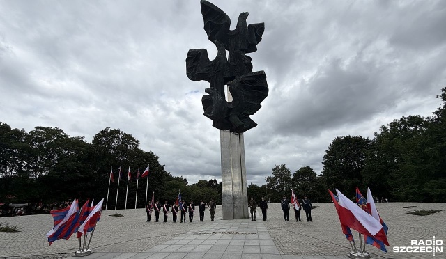 W południe Szczecin zatrzymał się na chwilę, by wspólnie uczcić swoje 81. urodziny. Przed Pomnikiem Czynu Polaków odbyły się oficjalne uroczystości m.in. z udziałem władz miasta i mieszkańców.