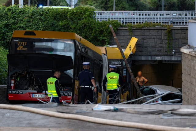 Kilka osób zostało poszkodowanych w wyniku zderzenia autobusu miejskiego z kilkoma samochodami w Warszawie.