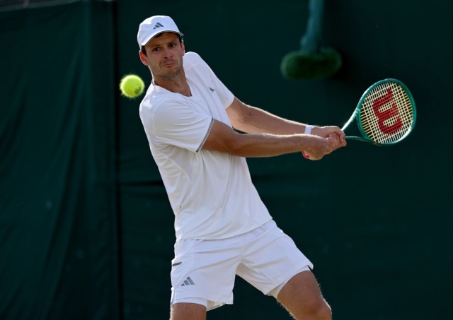 Hubert Hurkacz odpadł w 18 finału tenisowego wielkoszlemowego Wimbledonu. Mecz z Niemcem Janem-Lennardem Struffem został poddany przez polskiego zawodnika z powodu problemów zdrowotnych.