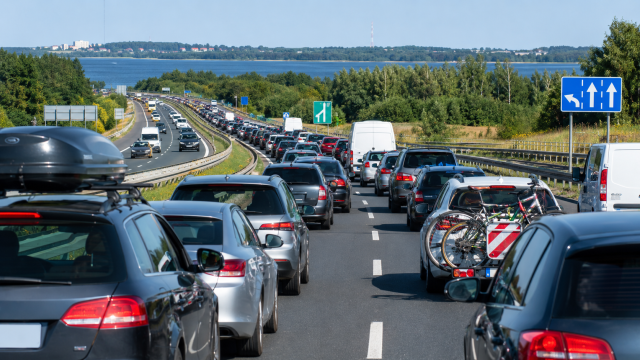 W sezonie letnim okolice Szczecina potrafią mocno się zakorkować, szczególnie w piątki, gdy wiele osób rusza nad morze, oraz w niedziele, kiedy kierowcy wracają do miasta. Duży ruch, wysokie temperatury, jazda w korku i dłuższe postoje zwiększają ryzyko awarii, przegrzania silnika, problemów z akumulatorem albo kolizji. Sprawdź, jak bezpiecznie zareagować, gdy auto zepsuje się w trasie nad morze lub podczas powrotu do Szczecina.