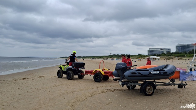 Bałtyk po raz kolejny pokazał swoją potęgę, a wraz z nią - skrajną nieodpowiedzialność części plażowiczów. Mimo, że na kąpielisku w Świnoujściu powiewała czerwona flaga, oznaczająca bezwzględny zakaz wchodzenia do wody, turyści zignorowali ostrzeżenia ratowników. Porywisty wiatr, wysokie fale i prądy wsteczne zostały potraktowane jak wakacyjna atrakcja, a nie śmiertelne zagrożenie.