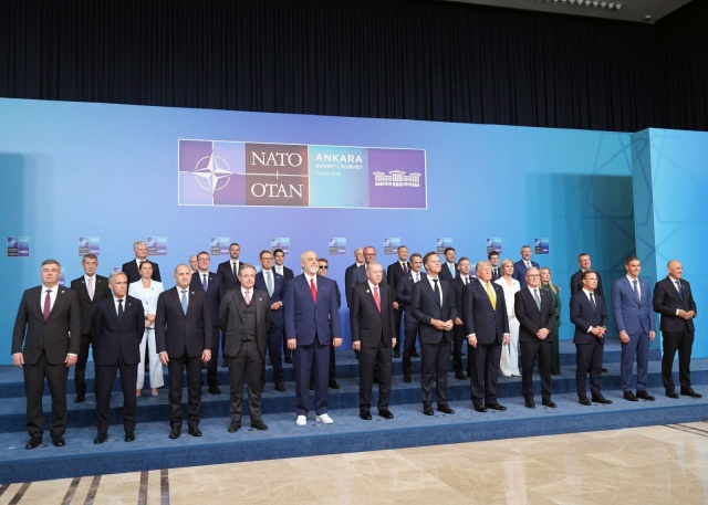 Przywódcy państw NATO potwierdzili niezłomne zobowiązanie do kolektywnej obrony. Chodzi o zasadę - jeden za wszystkich, wszyscy za jednego, czyli artykuł 5. Traktatu Północnoatlantyckiego.