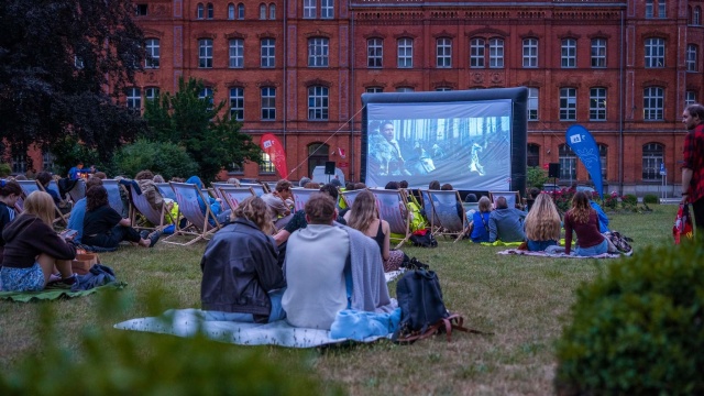 W czwartek w ramach Kina na Leżakach mieszkańcy będą mogli obejrzeć film Teoria wszystkiego - poruszającą historię wybitnego fizyka Stephena Hawkinga.