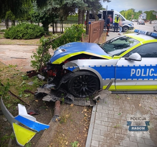 Długo się nie nacieszyli. Policyjny Ford Mustang już rozbity. Sportowy radiowóz został uszkodzony w wypadku na Mazowszu.