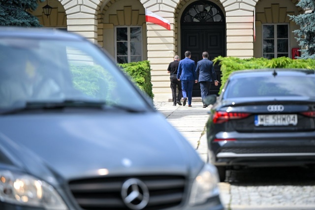 Limitowanie stawek godzinowych medyków oraz uszczelnianie kontraktów lekarzy - to główne tematy czwartkowych rozmów minister zdrowia Jolanty Sobierańskiej-Grendy z prezesem Naczelnej Izby Lekarskiej Łukaszem Jankowskim.