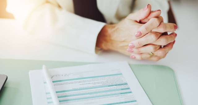 Większość firm B2B wybiera agencję rekrutacyjną po dwóch rzeczach: cenie i wielkości bazy CV. Potem przychodzi kandydat, który świetnie wypada na rozmowie, dostaje ofertę i po trzech miesiącach okazuje się, że nie dowozi wyniku. Problem nie leży w kandydacie. Leży w tym, że nikt nie sprawdził jego kompetencji, zanim trafił na rozmowę z zarządem.