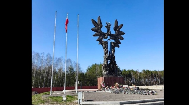 W Domostawie na Podkarpaciu kilka tysięcy osób zgromadziło się przy pomniku Rzeź Wołyńska. W 83. rocznicę zbrodni dokonanej przez UPA na Polakach z Kresów Wschodnich odsłonięta została i poświęcona Ściana Pamięci.