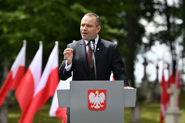 Prezydent Karol Nawrocki chce publicznego zakazu eksponowania czerwono-czarnych flag banderowskich.