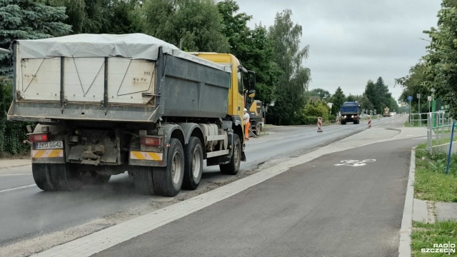 Remont drogi wojewódzkiej 163 pod Kołobrzegiem. Trasa nad morze zyska nową nawierzchnię, ale w czasie prac kierowcy muszą jednak liczyć się z utrudnieniami.