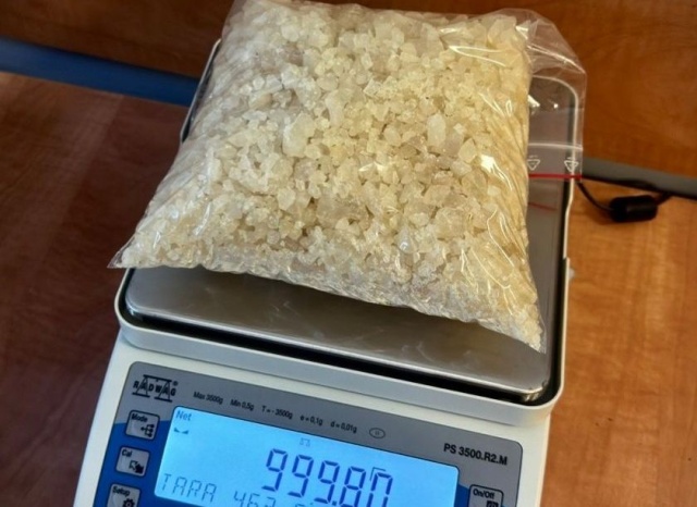 Podczas policyjnej kontroli goleniowscy mundurowi znaleźli w aucie, którym jechali 17-latkowie, kilogram mefedronu i 100 gramów marihuany.