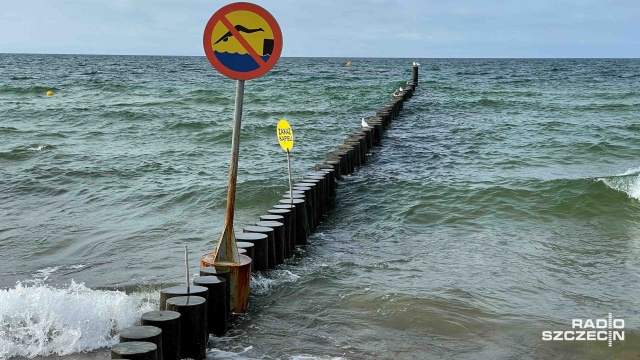 Ratownicy przypominają: ostrogi brzegowe, czyli rząd drewnianych bali wbitych w dno i wychodzących w morze prosto z plaży, to jedne z najbardziej niebezpiecznych miejsc nad Bałtykiem.