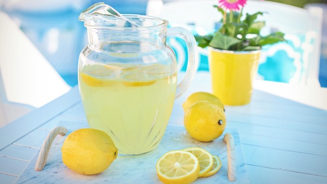 Okazjonalna lub jednorazowa sprzedaż lemoniady, soków, owoców i wypieków nie podlega przepisom żywnościowym i kontroli Państwowej Inspekcji Sanitarnej - poinformował Główny Inspektorat Sanitarny.