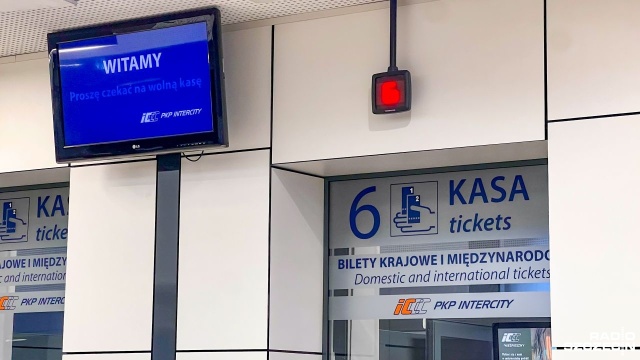 Wakacyjny szczyt przewozowy oznacza większy ruch na dworcu Szczecin Główny i dłuższe kolejki do kas biletowych.