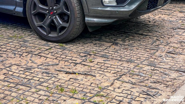 Plastikowe elementy nawierzchni na parkingu ParkRide przy pętli Głębokie w Szczecinie są popękane i zdeformowane.