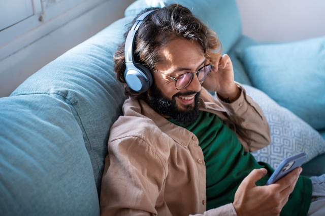 Kodeki audio Bluetooth to cyfrowi tłumacze, którzy pakują sygnał dźwiękowy, aby mógł bez przeszkód dotrzeć ze smartfona do Twoich słuchawek. To klucz do zrozumienia, jak bezprzewodowo przesyłany dźwięk zachowuje wysoką jakość i stabilność. Odkryj, jak te technologie wpływają na brzmienie, opóźnienia oraz ogólne wrażenia słuchowe, wybierając najlepsze rozwiązanie dla siebie.
