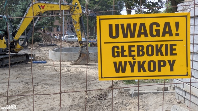 Ścieki przestaną być zagrożeniem dla jeziora Nowogardzkiego - w samym centrum miasta trwa montaż przepompowni.