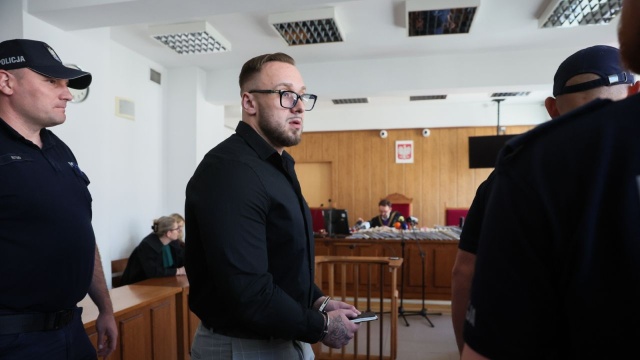 20 lat więzienia dla Łukasza Żaka. Mężczyzna dwa lata temu pijany jechał Trasą Łazienkowską z prędkością ponad 225 kmh. Staranował jadącego prawidłowo Forda, którym podróżowała czteroosobowa rodzina. Zginął mąż i ojciec dwójki dzieci Rafał P., a pozostali pasażerowie zostali ranni.