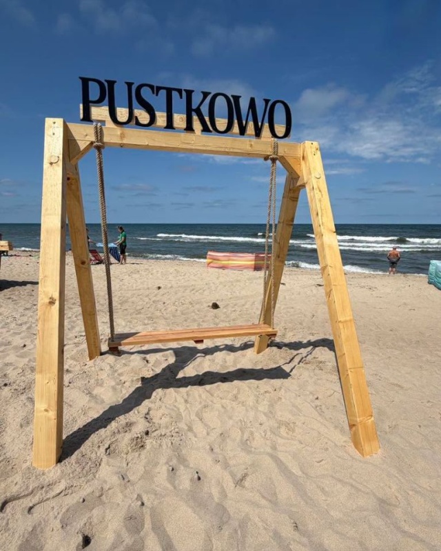 Nowa atrakcja na plażach Gminy Rewal. W Trzęsaczu, Pustkowie i Pogorzelicy pojawiły się drewniane huśtawki.