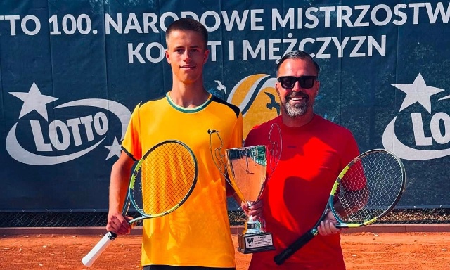 Kacper Knitter z SKT Szczecin wicemistrzem Polski w tenisie ziemnym. W finałowym meczu jubileuszowych 100 Narodowych Mistrzostw Polski w Gdyni Szczecinianin przegrał z najwyżej rozstawionym Marcelem Zielińskim z klubu ZTT Złotoryja 3:6, 2:6.