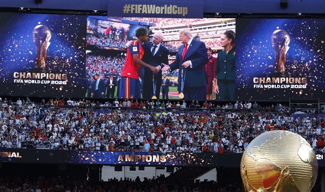 Donald Trump wręczył puchar za zwycięstwo w mistrzostwach świata reprezentacji Hiszpanii, która w niedzielnym finale pokonała Argentynę 1:0 po golu Ferrana Torresa.