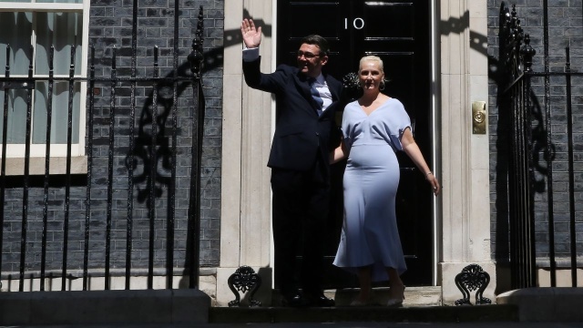 Andy Burnham po raz pierwszy zwrócił się do mieszkańców Wielkiej Brytanii jako premier. Powitany oklaskami, stanął przed czarnymi drzwiami przy Downing Street 10 w Londynie.