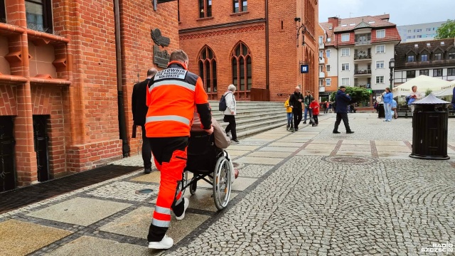 Czasami jeden schodek, czy próg może być barierą sprawiającą, że osoba niepełnosprawna zostaje uwięziona w swoim mieszkaniu. Z myślą o takich mieszkańcach realizowany jest projekt Kołobrzeg po drugiej stronie drzwi.