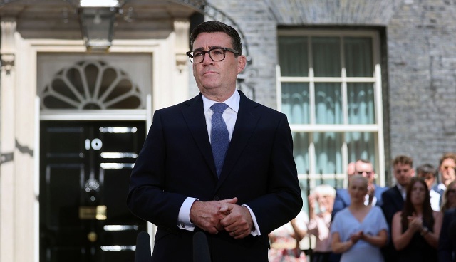 Największym zaskoczeniem jest John Healey, który został ministrem finansów, choć do tej pory zajmował się przede wszystkim obronnością. Ed Miliband przejmuje brytyjską dyplomację, Shabana Mahmood pozostaje odpowiedzialna za bezpieczeństwo i migrację, a Yvette Cooper pokieruje resortem zdrowia.