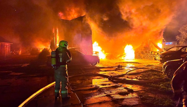 O drugiej w nocy 11 zastępów strażaków ruszyło do pożaru hali w Przemoczu w Powiecie goleniowskim.