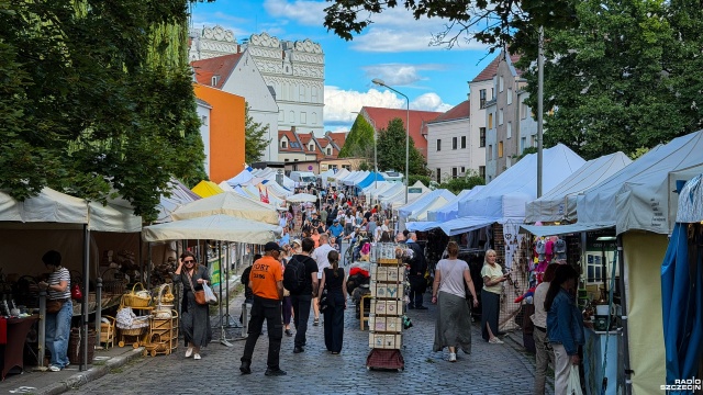 Nadszedł pierwszy dzień Jarmarku Jakubowego. Wystawcy przygotowywali się od rana, żeby o godz. 15 powitać mieszkańców i turystów. Zaczęło się spokojnie, ale nie brakowało chętnych do odwiedzenia stoisk i spróbowania regionalnych smakołyków.