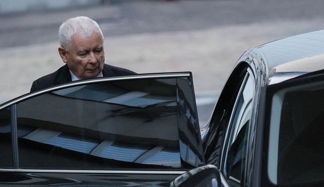 W południe prezes Prawa i Sprawiedliwości Jarosław Kaczyński wygłosi oświadczenie w siedzibie partii przy ulicy Nowogrodzkiej w Warszawie. Według nieoficjalnych informacji wystąpienie może dotyczyć sytuacji wewnątrz PiS i dalszych losów ugrupowania.