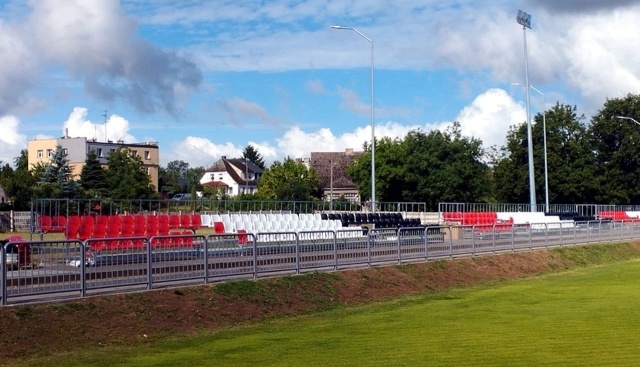 Zakończył się montaż nowych trybun na stadionie im. Antoniego Kontowicza w Dobrej.
