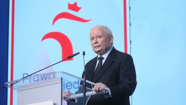 Ponad 30 posłów Prawa i Sprawiedliwości zrezygnowało z członkostwa w partii - ogłosił Jarosław Kaczyński.