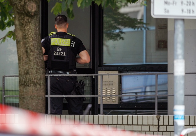 To atak na nasze społeczeństwo - tak kanclerz Niemiec Friedrich Merz skomentował zdarzenie, do którego doszło w sobotę w nocy podczas parady równości w Berlinie. Jedna osoba zginęła, a 16 zostało rannych po tym, jak samochód wjechał w tłum w trakcie obchodów Christopher Street Day.