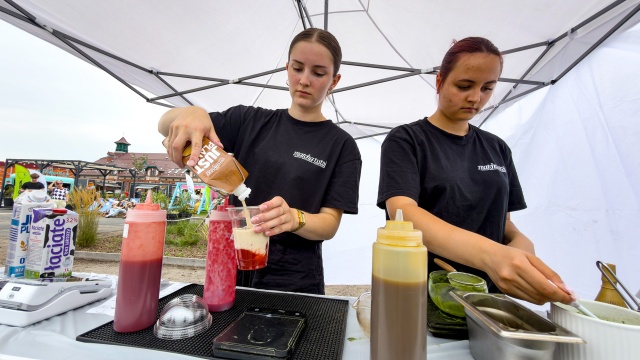 Muzyka, relaks i... matcha zamiast alkoholu. Na szczecińskiej Łasztowni odbyła się pierwsza edycja Matcha Rave - pikniku z popularnym napojem w roli głównej.