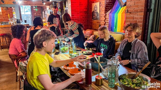 Wspólny posiłek, rozmowy i pomoc potrzebującym - w Piwnicy Kany w Szczecinie po raz kolejny odbywa się Kuchnia Społeczna.