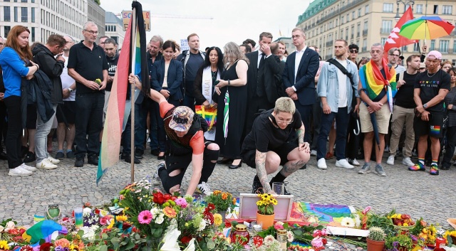 Policja informuje, że po zastrzeleniu wieczorem 21-letniego sprawcy nie ma też niebezpieczeństwa dla mieszkańców stolicy Niemiec.