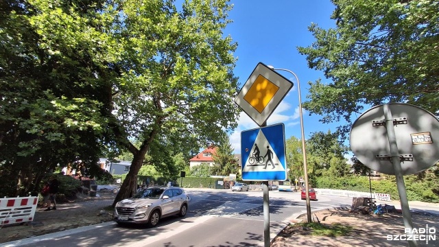 Kierowcy zastanawiają się - jechać na wprost, czy tak, jak prowadzi droga. Po otwarciu remontowanego skrzyżowania w świnoujskiej dzielnicy nadmorskiej pojawił się problem. Połowa kierowców wjeżdża na rondo, połowa jedzie drogą z pierwszeństwem.