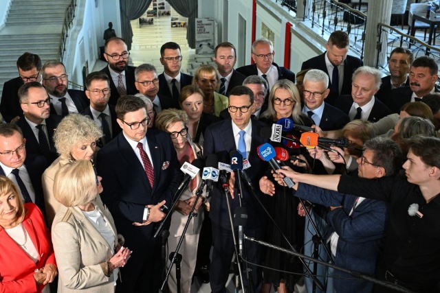Chcemy iść dalej, zakładamy własny klub - przekazał w środę w Sejmie lider stowarzyszenia Rozwój Plus Mateusz Morawiecki. To skutek rozłamu w Prawie i Sprawiedliwości.