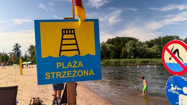 Mieszkańcy szczecińskiego Dąbia zgłaszają, że w okolicach jeziora ponownie pojawiła się duża liczba komarów.