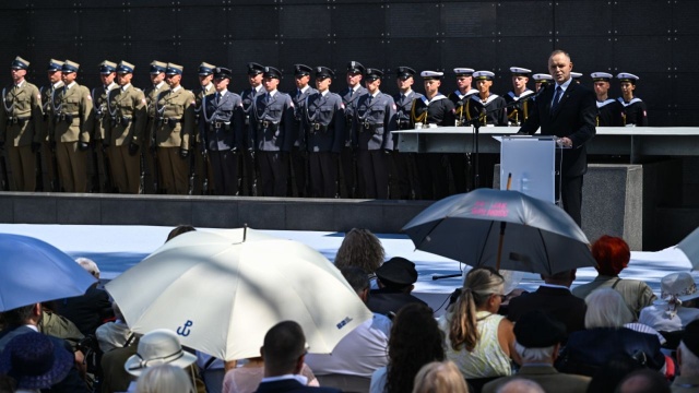 - Jesteście żywym pomnikiem naszej narodowej egzystencji - podkreślił prezydent Karol Nawrocki zwracając się w czwartek do powstańców podczas spotkania poprzedzającego 82. rocznicę Powstania Warszawskiego. Dodał, że jako prezydent może zagwarantować im wieczność prawdy o Powstaniu.