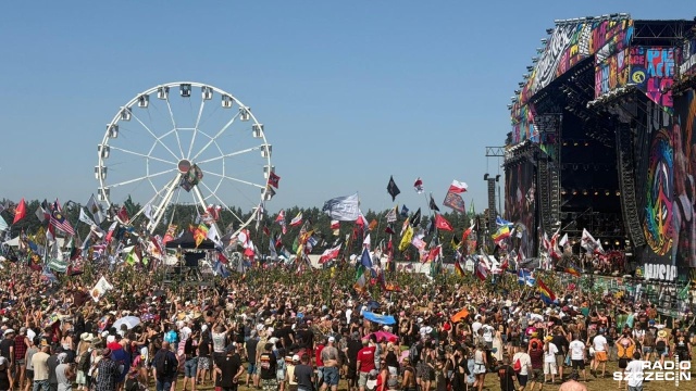 Setki tysięcy osób bawią się na festiwalu Pol039and039Rock na lotnisku Broczyno niedaleko Czaplinka.