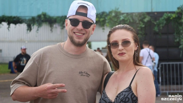 Po czwartkowej rozgrzewce w kołobrzeskim amfiteatrze tysiące fanów przeniosły się na lotnisko w Podczelu. Piątkowa odsłona festiwalu powoli się rozkręca...