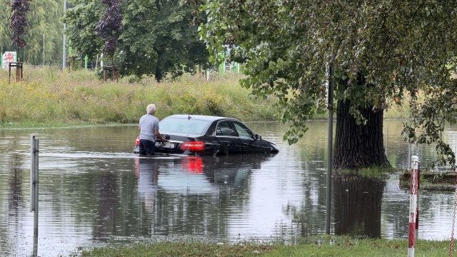 Ulica Derdowskiego w Szczecinie zalana. W związku z burzami przechodzącymi przez miasto występują problemy w przejeździe w tym miejscu.