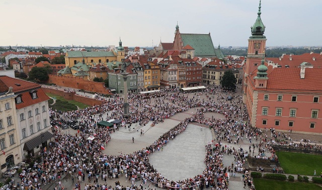 W godzinę W o 17.00 stolica tradycyjnie na chwilę się zatrzymuje, a nad miastem rozlegnie się dźwięk syren alarmowych. Najważniejsze osoby w państwie i mieszkańcy Warszawy oddadzą hołd bohaterom z 1944 roku przed pomnikiem Gloria Victis na Cmentarzu Wojskowym na Powązkach.